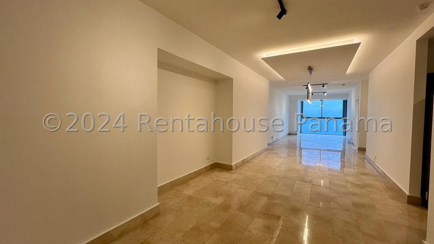 Exclusive Apartment in Av Balboa